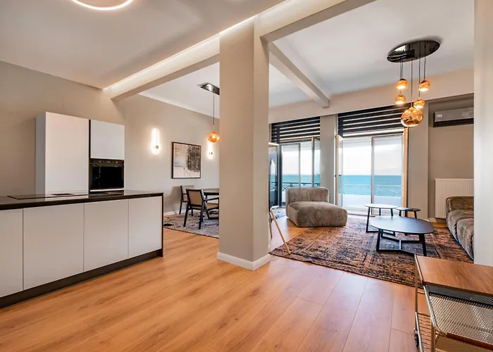 Iconic Legacy Seafront Apartment *